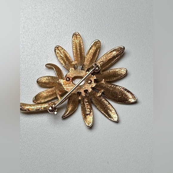 VTG Crown Robert Mandle Brooch Pin Flower Faux Pearl Brushed Gold Tone 0655 P - Picture 9 of 11